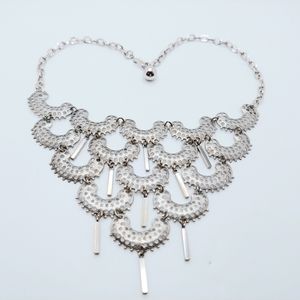 16 Inch vintage Sarah Coventry filigree silvertone bib necklace.